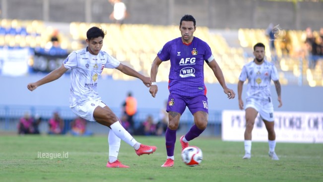 Pemain Persik Kediri (tengah). (ileague.id)